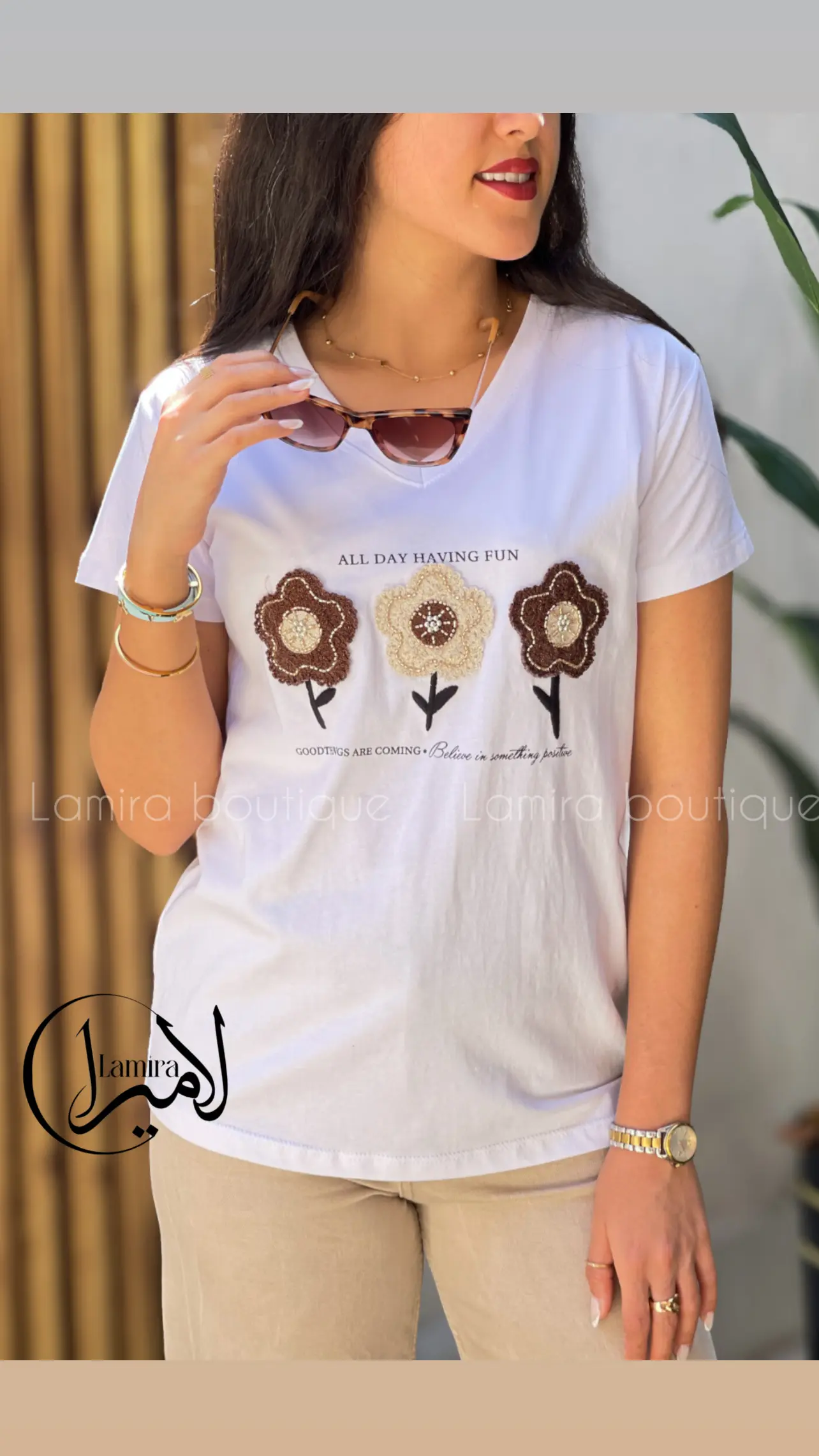 تیشرت یقه هفت ترک طرح سه گل برجسته